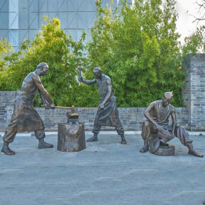 打鐵場景人物銅雕，鑄銅鑄造民俗生活人物情景雕塑