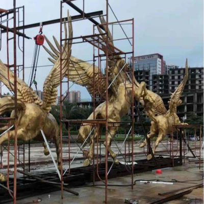 金色馬群，帶翅膀的飛馬雕塑