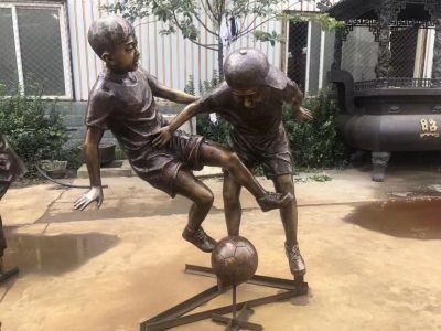 鑄銅踢球小孩子，校園運動人物雕塑擺件