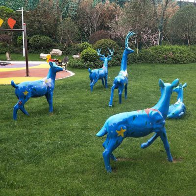 玻璃鋼彩繪鹿，藍(lán)色印花草坪動物擺件