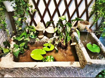酒店室內(nèi)擺放創(chuàng)意老石槽流水魚(yú)缸水循環(huán)景觀(guān)