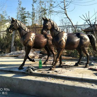 銅雕馬兒，肌肉強健的馬雕塑