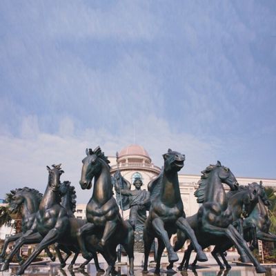 廣場(chǎng)大型玻璃鋼仿銅阿波羅展翅景觀雕塑，戶外園林馬群雕塑