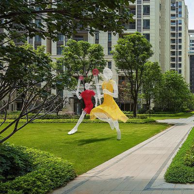 傳遞火炬，鐵藝網(wǎng)格彩色運(yùn)動(dòng)主題人物雕塑